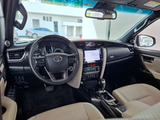 TOYOTA-HILUX SW4-2023