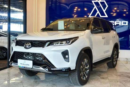 TOYOTA-HILUX SW4-2025