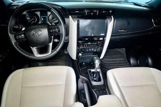 TOYOTA-HILUX SW4-2025