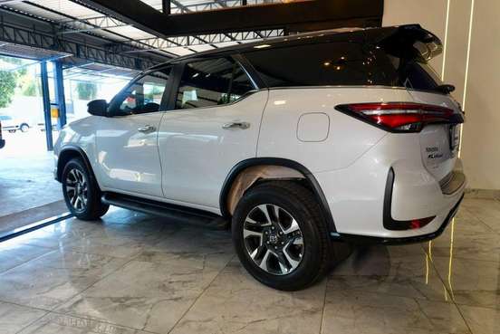 TOYOTA-HILUX SW4-2025