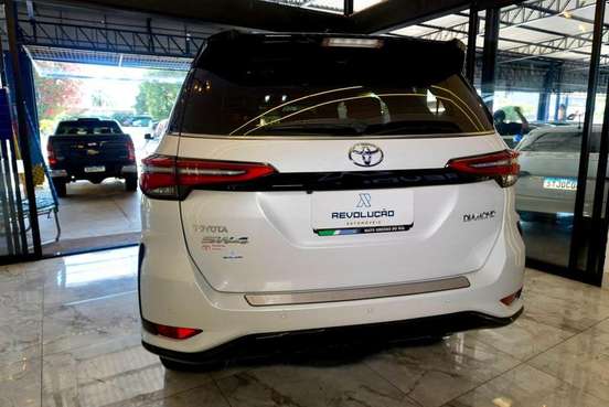 TOYOTA-HILUX SW4-2025