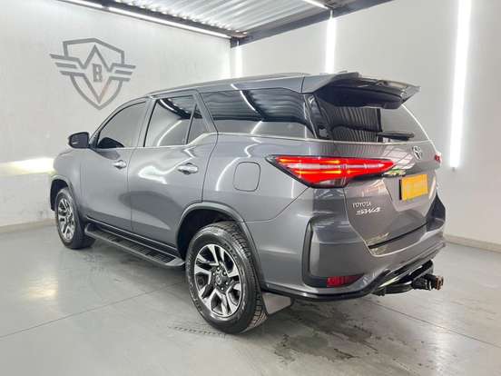 TOYOTA-HILUX SW4-2023