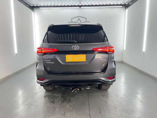 TOYOTA-HILUX SW4-2023