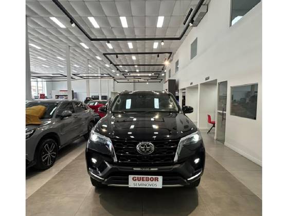 TOYOTA HILUX SW4 2.8 D-4D TURBO DIESEL SRX 4X4 AUTOMÁTICO