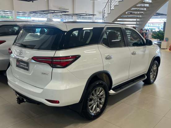 TOYOTA-HILUX SW4-2023