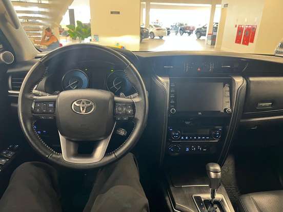 TOYOTA-HILUX SW4-2023
