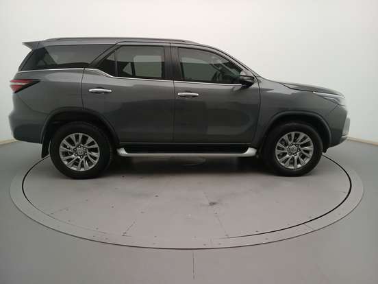 TOYOTA-HILUX SW4-2023