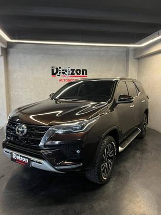 TOYOTA HILUX SW4 2.8 D-4D TURBO DIESEL SRX 7L 4X4 AUTOMÁTICO