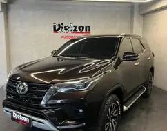 TOYOTA HILUX SW4 2.8 D-4D TURBO DIESEL SRX 7L 4X4 AUTOMÁTICO TOYOTA HILUX SW4 2.8 D-4D TURBO DIESEL SRX 7L 4X4 AUTOMÁTICO