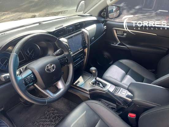 TOYOTA-HILUX SW4-2.8 D-4D TURBO DIESEL SRX 7L 4X4 AUTOMÁTICO TOYOTA-HILUX SW4-2022