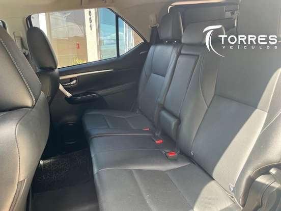 TOYOTA-HILUX SW4-2.8 D-4D TURBO DIESEL SRX 7L 4X4 AUTOMÁTICO TOYOTA-HILUX SW4-2022