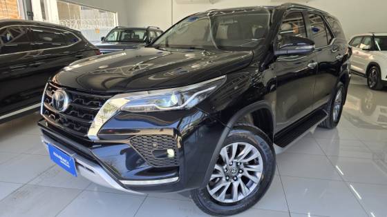 TOYOTA HILUX SW4 2.8 D-4D TURBO DIESEL SRX 7L 4X4 AUTOMÁTICO