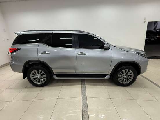TOYOTA-HILUX SW4-2023