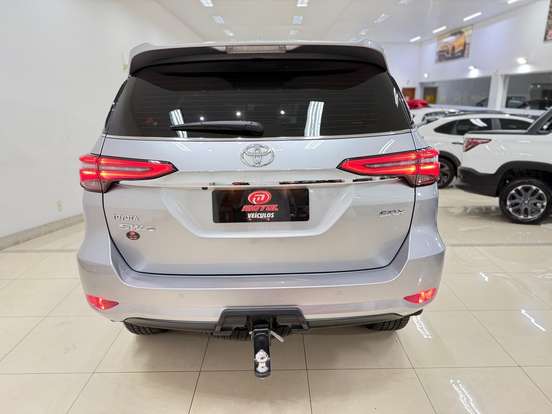 TOYOTA-HILUX SW4-2023