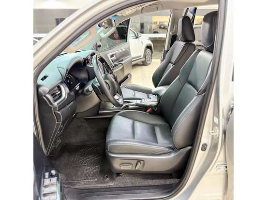TOYOTA-HILUX SW4-2023