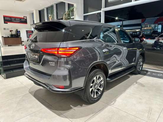 TOYOTA-HILUX SW4-2.8 D-4D TURBO DIESEL SRX PLATINUM 7L 4X4 AUTOMÁTICO TOYOTA-HILUX SW4-2023