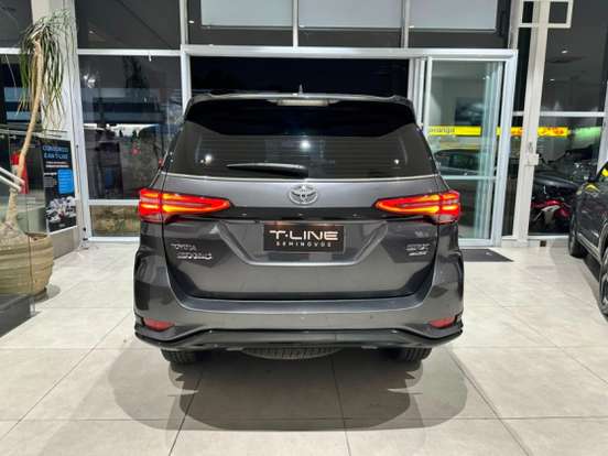 TOYOTA-HILUX SW4-2023