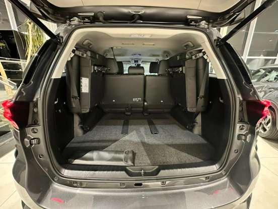 TOYOTA-HILUX SW4-2.8 D-4D TURBO DIESEL SRX PLATINUM 7L 4X4 AUTOMÁTICO TOYOTA-HILUX SW4-2023