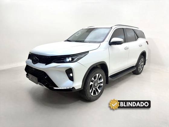 TOYOTA HILUX SW4 2.8 D-4D TURBO DIESEL SRX PLATINUM 7L 4X4 AUTOMÁTICO