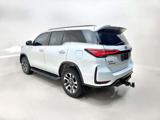 TOYOTA-HILUX SW4-2024