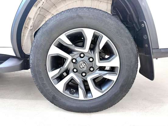 TOYOTA-HILUX SW4-2024