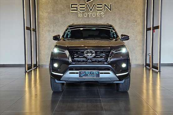 TOYOTA-HILUX SW4-2024