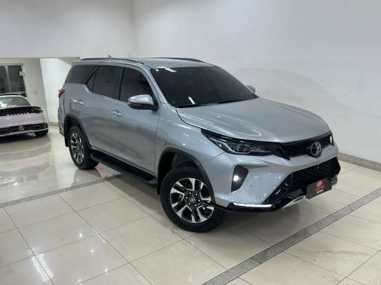 TOYOTA-HILUX SW4-2023
