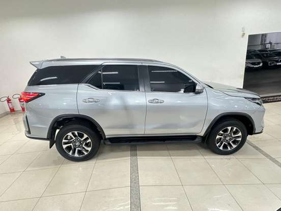 TOYOTA-HILUX SW4-2.8 D-4D TURBO DIESEL SRX PLATINUM 7L 4X4 AUTOMÁTICO TOYOTA-HILUX SW4-2023