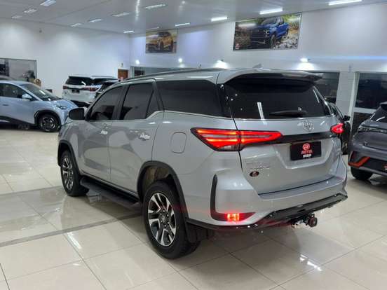 TOYOTA-HILUX SW4-2.8 D-4D TURBO DIESEL SRX PLATINUM 7L 4X4 AUTOMÁTICO TOYOTA-HILUX SW4-2023