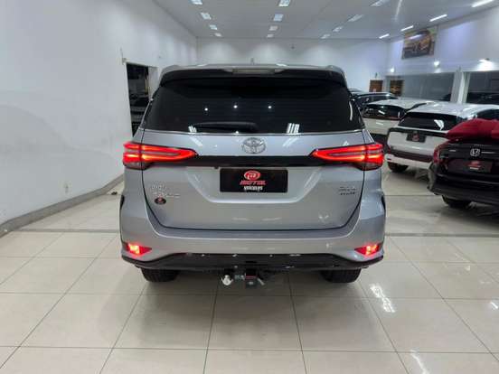 TOYOTA-HILUX SW4-2.8 D-4D TURBO DIESEL SRX PLATINUM 7L 4X4 AUTOMÁTICO TOYOTA-HILUX SW4-2023