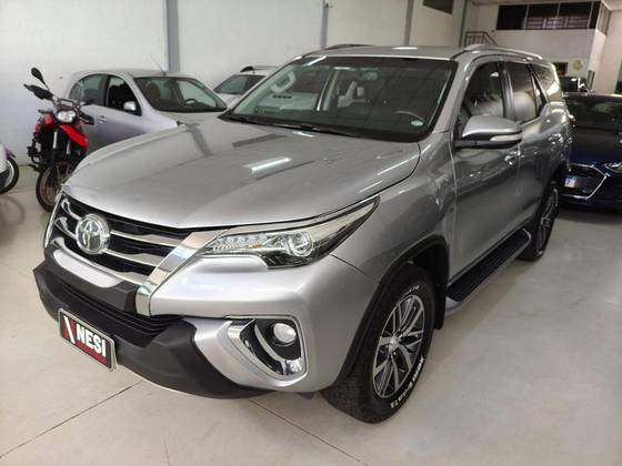 TOYOTA HILUX SW4 2.8 SRX 4X4 7 LUGARES 16V TURBO INTERCOOLER DIESEL 4P AUTOMÁTICO