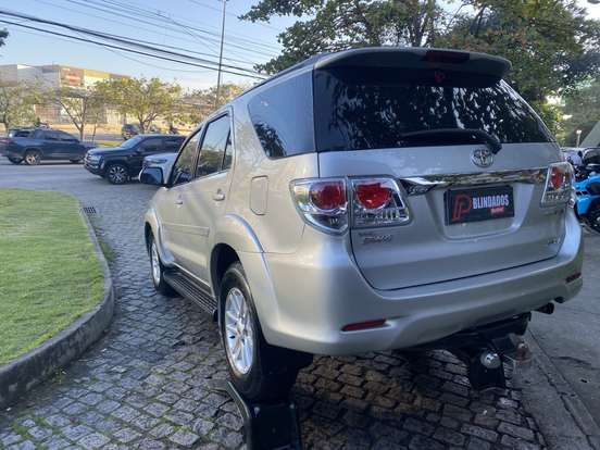 TOYOTA-HILUX SW4-3.0 SR 4X4 16V TURBO INTERCOOLER DIESEL 4P AUTOMÁTICO TOYOTA-HILUX SW4-2013