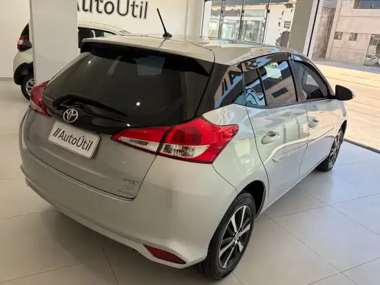 TOYOTA-YARIS-2021