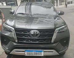 TOYOTA HILUX SW4 2.8 D-4D TURBO DIESEL SRX 7L 4X4 AUTOMÁTICO TOYOTA HILUX SW4 2.8 D-4D TURBO DIESEL SRX 7L 4X4 AUTOMÁTICO