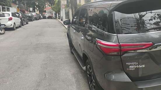 TOYOTA-HILUX SW4-2023