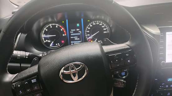 TOYOTA-HILUX SW4-2023
