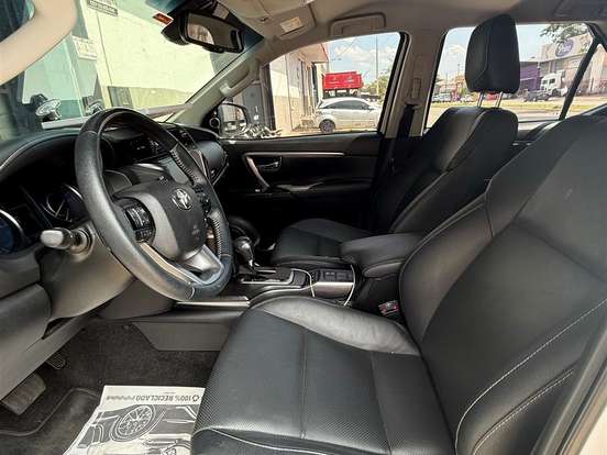 TOYOTA-HILUX SW4-2.8 D-4D TURBO DIESEL SRX 7L 4X4 AUTOMÁTICO TOYOTA-HILUX SW4-2023