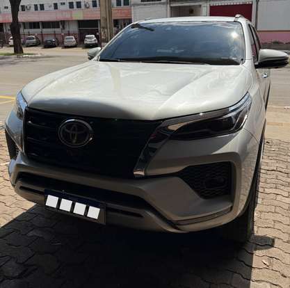 TOYOTA-HILUX SW4-2023