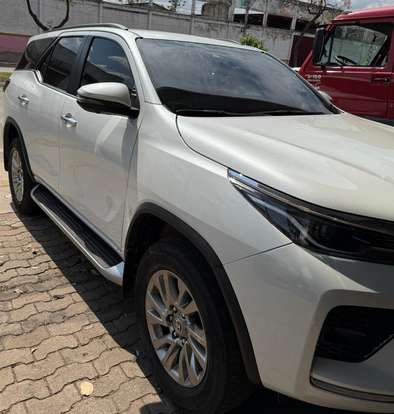 TOYOTA-HILUX SW4-2023