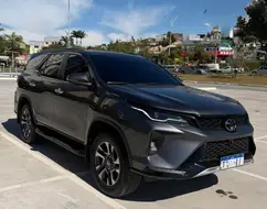 TOYOTA HILUX SW4 2.8 D-4D TURBO DIESEL SRX PLATINUM 7L 4X4 AUTOMÁTICO TOYOTA HILUX SW4 2.8 D-4D TURBO DIESEL SRX PLATINUM 7L 4X4 AUTOMÁTICO