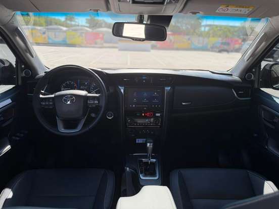 TOYOTA-HILUX SW4-2025