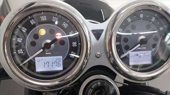TRIUMPH-BONNEVILLE T100 900-2021