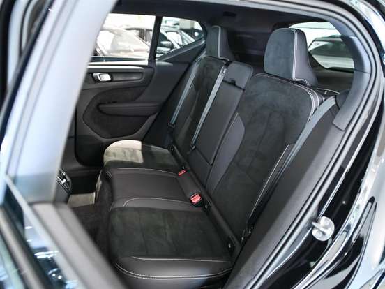 VOLVO-EX40-2026