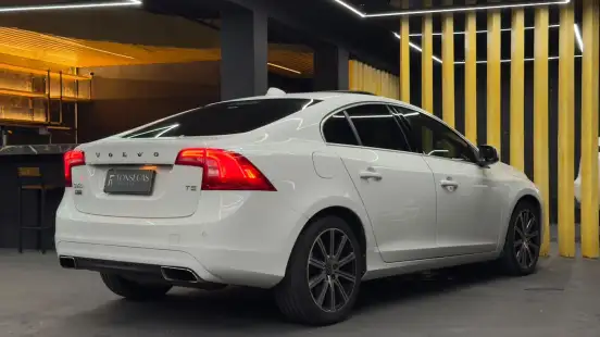 VOLVO-S60-2.0 T5 MOMENTUM 16V TURBO GASOLINA 4P AUTOMÁTICO VOLVO-S60-2015