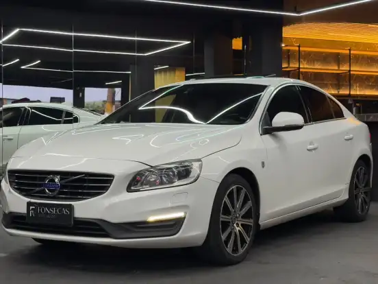 VOLVO-S60-2.0 T5 MOMENTUM 16V TURBO GASOLINA 4P AUTOMÁTICO VOLVO-S60-2015