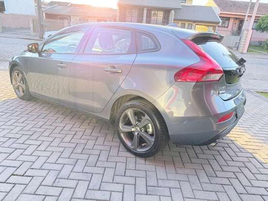 VOLVO-V40-2016