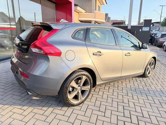 VOLVO-V40-2016