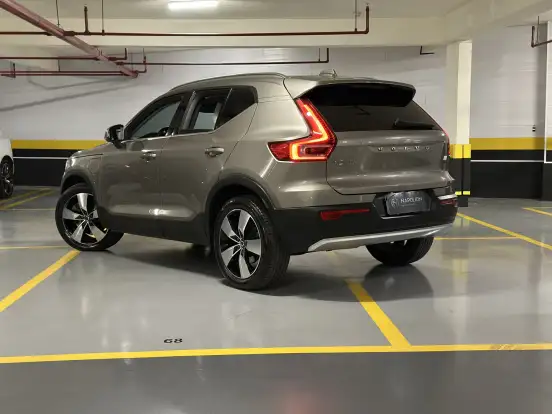 VOLVO-XC40-2021