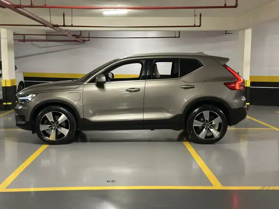 VOLVO-XC40-2021