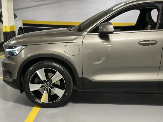 VOLVO-XC40-2021
